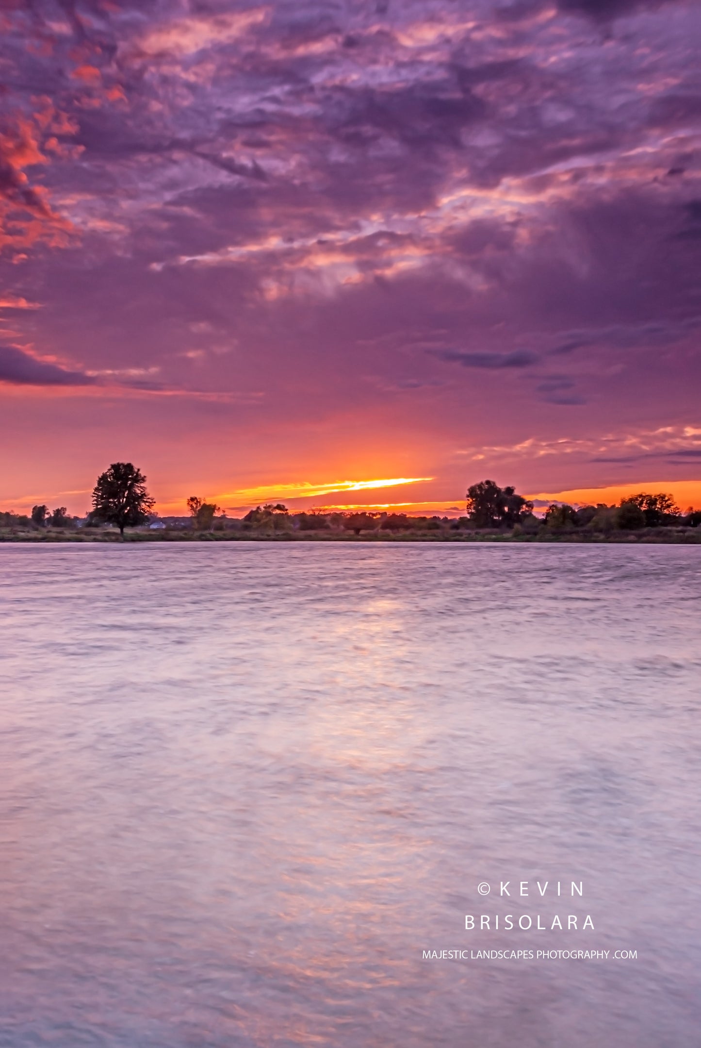 A SOFT AND VIVID MOMENT AT SUNSET