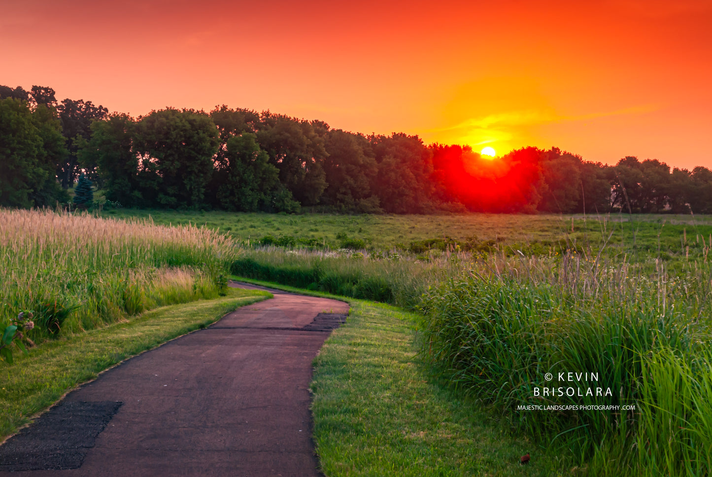 CATCHING THE SUNRISE FROM THE PRAIRIE LANDSCAPE